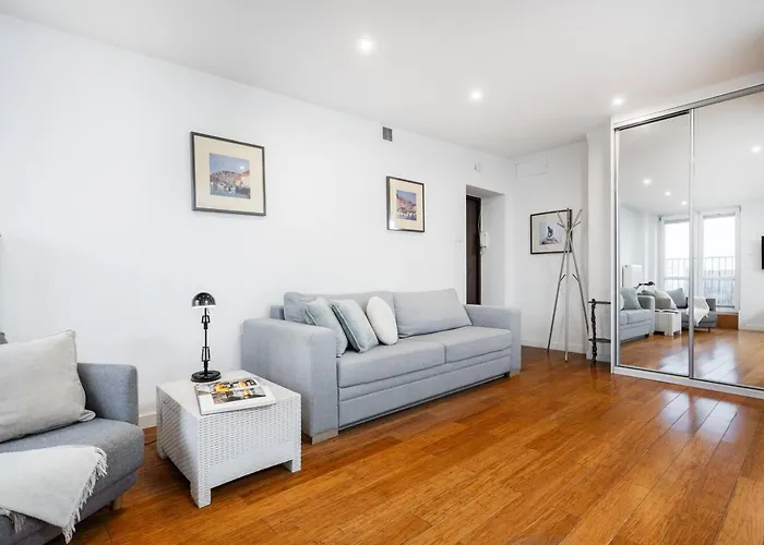 The Checkmate Ac Metro Plocka شقة