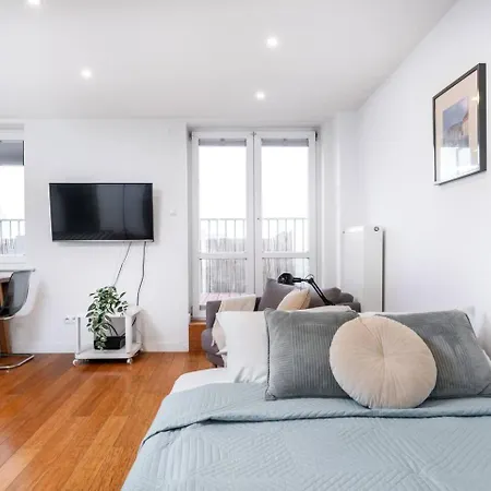 The Checkmate Ac Metro Plocka アパート ワルシャワ